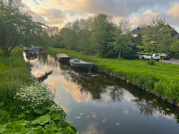 Bahar günü açık havada demirli teknelerle güzel bir kanal manzarası.