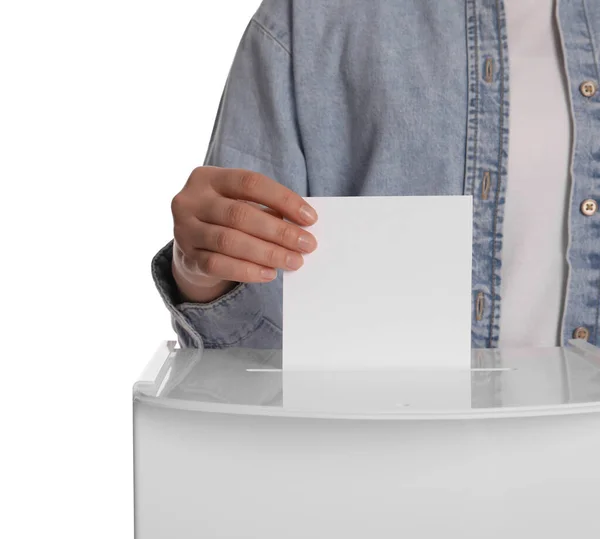 Kvinde Sætter Sin Stemme Stemmeurnen Hvid Baggrund Closeup - Stock-foto