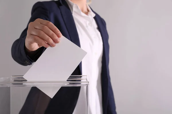 Mulher Colocando Seu Voto Urna Fundo Cinza Claro Close Espaço — Fotografia de Stock