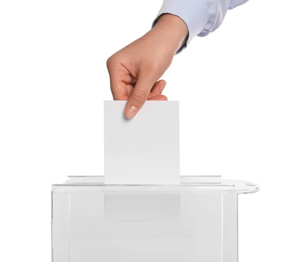彼女の投票を投票箱に白い背景に クローズ アップをかぶる女 — ストック写真