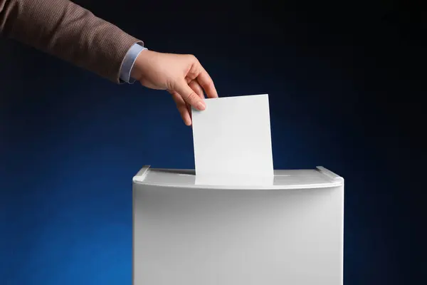 어두운 파란색 클로즈업에 상자에 그녀의 투표를 — 스톡 사진