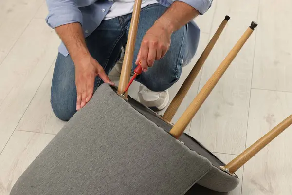 Man Screwdriver Assembling Armchair Floor Closeup — Stock Photo, Image