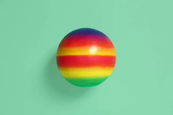 Новый Яркий Детский Мяч Зеленом Фоне Вид Сверху — стоковое фото