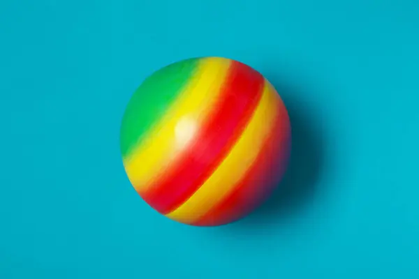 Новый Яркий Детский Мяч Голубом Фоне Вид Сверху — стоковое фото