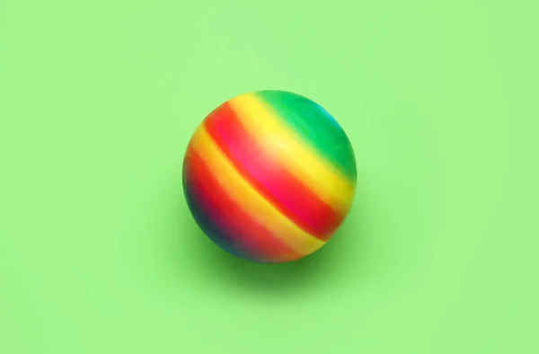 Яркий Резиновый Детский Мяч Светло Зеленом Фоне Вид Сверху — стоковое фото