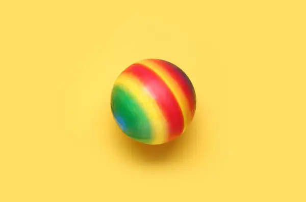 Яркий Резиновый Детский Мяч Бледно Желтом Фоне Вид Сверху — стоковое фото
