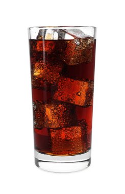 Beyaza izole edilmiş buzlu bir bardak ferahlatıcı soda.