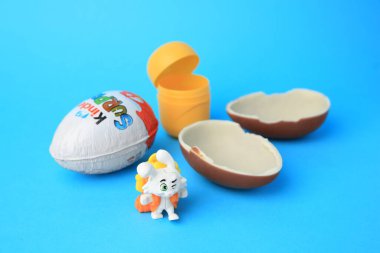 Slynchev Bryag, Bulgaristan - 25 Mayıs 2023: Açık mavi arka planda Kinder Sürpriz Yumurtaları, plastik kapsül ve oyuncak tavşan