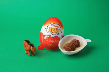 Slynchev Bryag, Bulgaristan - 25 Mayıs 2023: Tatlı şekerli Kinder Joy Egg ve yeşil arka planda oyuncak