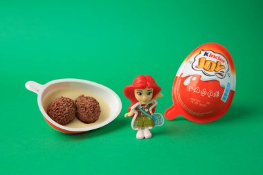 Slynchev Bryag, Bulgaristan - 25 Mayıs 2023: Tatlı şekerli Kinder Joy Egg ve yeşil arka planda oyuncak