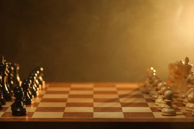 Oyundan önce dama tahtasındaki siyah beyaz satranç taşları. Metin için boşluk