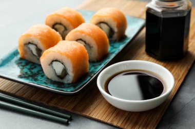 Lezzetli soya sosu ve somon balıklı suşi.