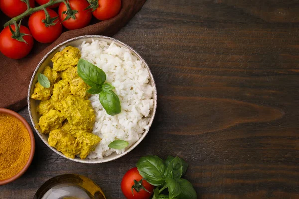 Köstlicher Reis Huhn Mit Currysoße Und Produkten Auf Holztisch Flach — Stockfoto
