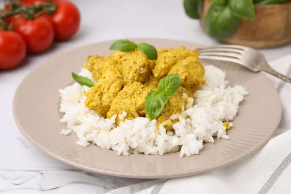 Heerlijke Rijst Kip Met Curry Saus Witte Getextureerde Tafel Close — Stockfoto