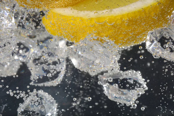 Saftige Zitronenscheiben Und Eiswürfel Sodawasser Vor Schwarzem Hintergrund Nahaufnahme Raum — Stockfoto