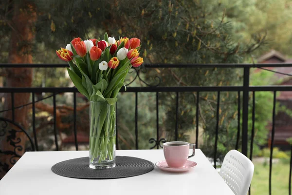 Gyönyörű Színes Tulipánok Üvegvázában Csésze Ital Fehér Asztalon Erkélyen Hely — Stock Fotó