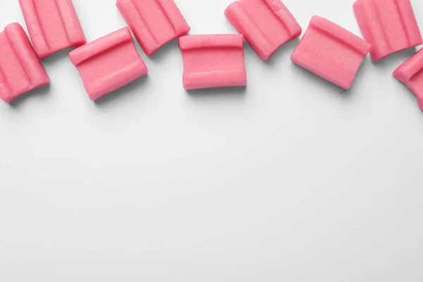 Вкусные Розовые Жевательные Жвачки Белом Фоне Плоские Пространство Текста — стоковое фото