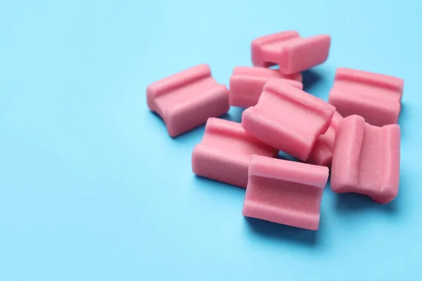 Lekker Roze Kauwgom Lichtblauwe Achtergrond Close Ruimte Voor Tekst — Stockfoto