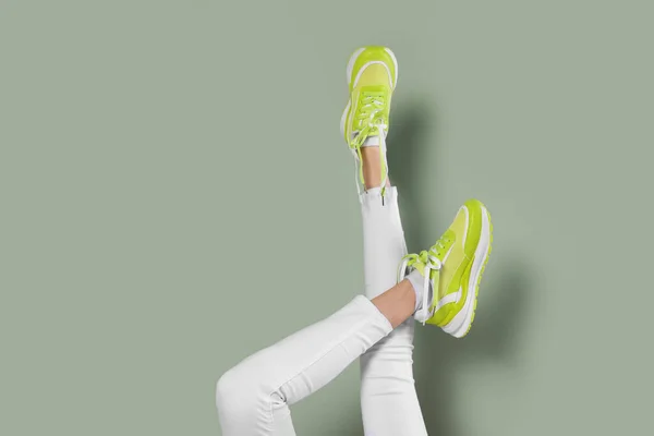 Mujer Con Nuevas Zapatillas Deporte Con Estilo Sobre Fondo Verde — Foto de Stock