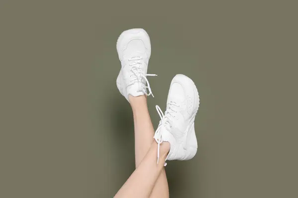 Mujer Con Par Nuevas Zapatillas Deporte Con Estilo Sobre Fondo — Foto de Stock