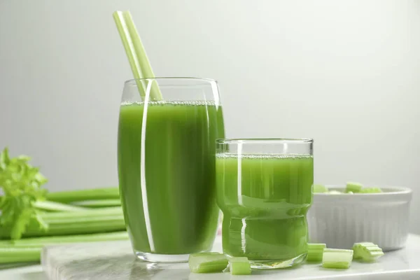 Gläser Mit Köstlichem Selleriesaft Und Gemüse Auf Weißem Tisch — Stockfoto