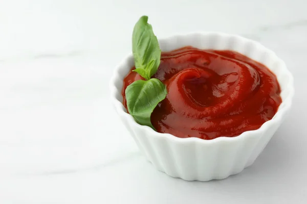 Bol Ketchup Savoureux Basilic Sur Table Marbre Blanc Gros Plan — Photo