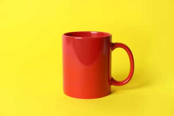 Jeden Czerwony Kubek Ceramiczny Żółtym Tle — Zdjęcie stockowe