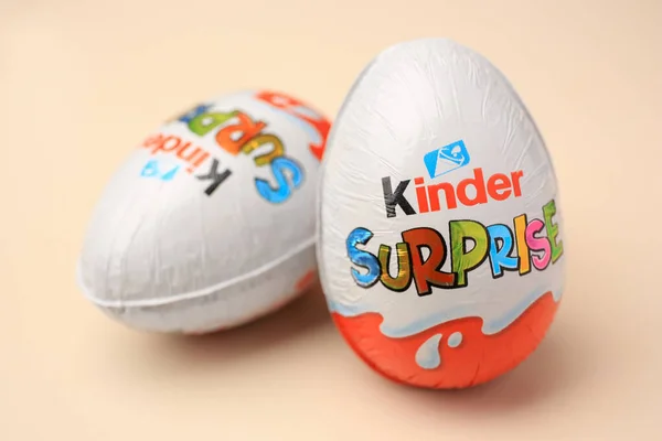 Slynchev Bryag Bułgaria Maja 2023 Kinder Surprise Eggs Beżowym Tle — Zdjęcie stockowe