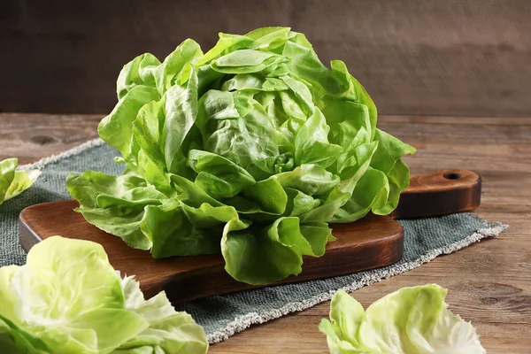 Fresh Green Butter Lettuce Wooden Table Closeup — Stock Photo, Image