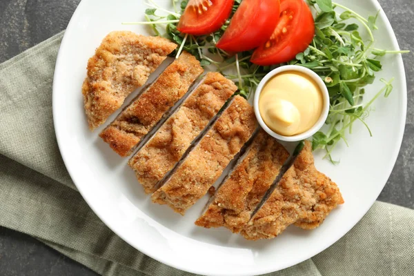 Smakelijk Gesneden Schnitzel Geserveerd Met Saus Microgreens Tomaat Grijze Tafel — Stockfoto