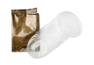 Açık kadın prezervatifi ve yırtık paket beyaza izole edilmiş, üst manzara. Güvenli seks.