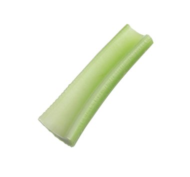 Bir dilim taze kereviz sapı beyaza izole edilmiş.