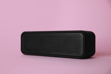 Pembe arka planda taşınabilir bir bluetooth hoparlörü. Ses ekipmanları
