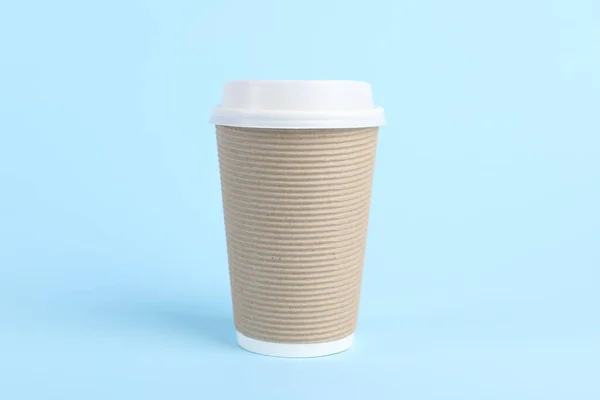 Papieren Beker Met Plastic Deksel Lichtblauwe Ondergrond Koffie Gaan — Stockfoto