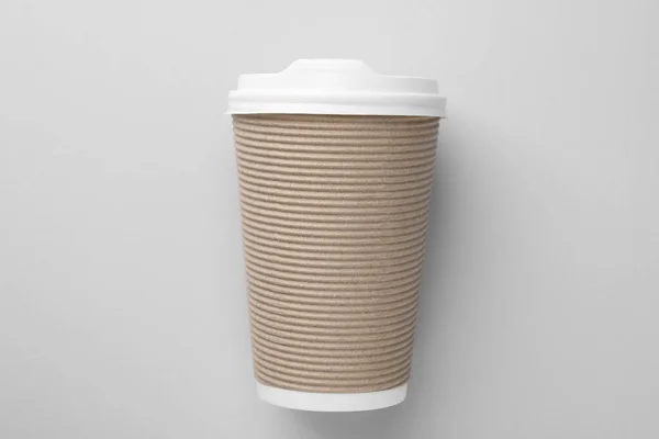 ライトグレーの背景 トップビューの紙コップ コーヒー — ストック写真