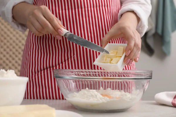 Fazendo Baklava Saboroso Mulher Adicionando Manteiga Tigela Com Farinha Mesa — Fotografia de Stock