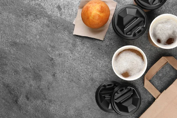 Café Emporter Tasses Papier Boisson Savoureuse Muffin Sur Table Grise — Photo