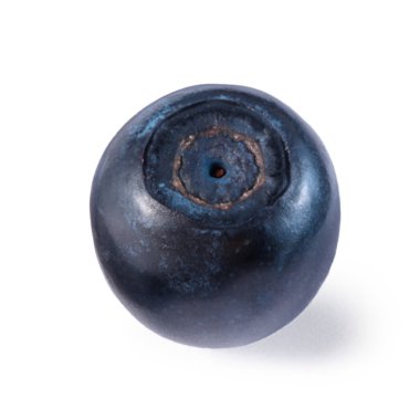 Lezzetli olgun bir yaban mersini beyazda izole edilmiş.