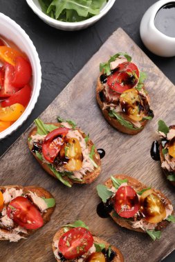 Balzamik sirke, domates, roka ve ton balıklı nefis bruschettalar.