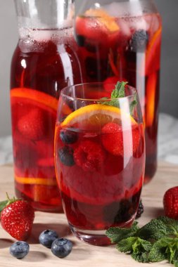 Lezzetli ferahlatıcı sangria ve böğürtlen güvertede, yakın çekim görüntüsü