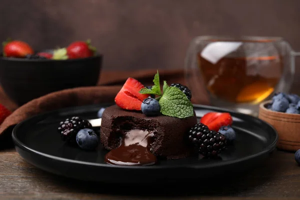 Тарелка Вкусной Шоколадной Помадкой Ягодами Мятой Деревянном Столе Крупный План — стоковое фото