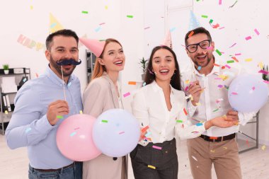 İş arkadaşları ofis partisinde eğleniyor.