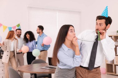 İş arkadaşları ofis partisinde eğleniyor.