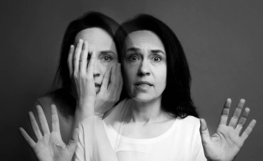 Halüsinasyon görüyor. Siyah beyaz efektli, siyah arka planda kadın fotoğraflarıyla çifte pozlama