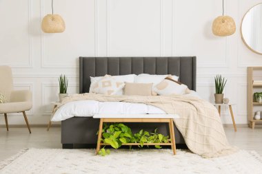 Şık bir yatak odası ve geniş rahat bir yatak odası.