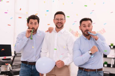 İş arkadaşları ofis partisinde eğleniyor.