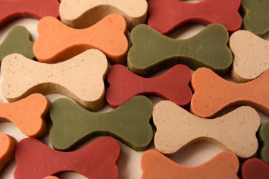 Bej arka plandaki evcil hayvanlar için birçok kemik şekilli vitaminler, yakın plan