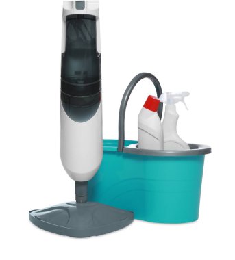 Farklı temizlik malzemelerine sahip modern buhar süpürgesi ve kova beyaza izole edilmiş.