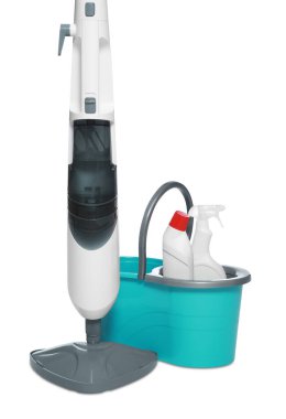 Farklı temizlik malzemelerine sahip modern buhar süpürgesi ve kova beyaza izole edilmiş.