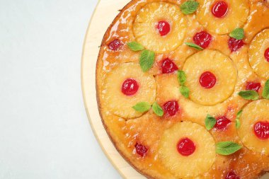 Kirazlı, beyaz masadaki nane şekerli, nefis ananaslı kek. Metin için boşluk